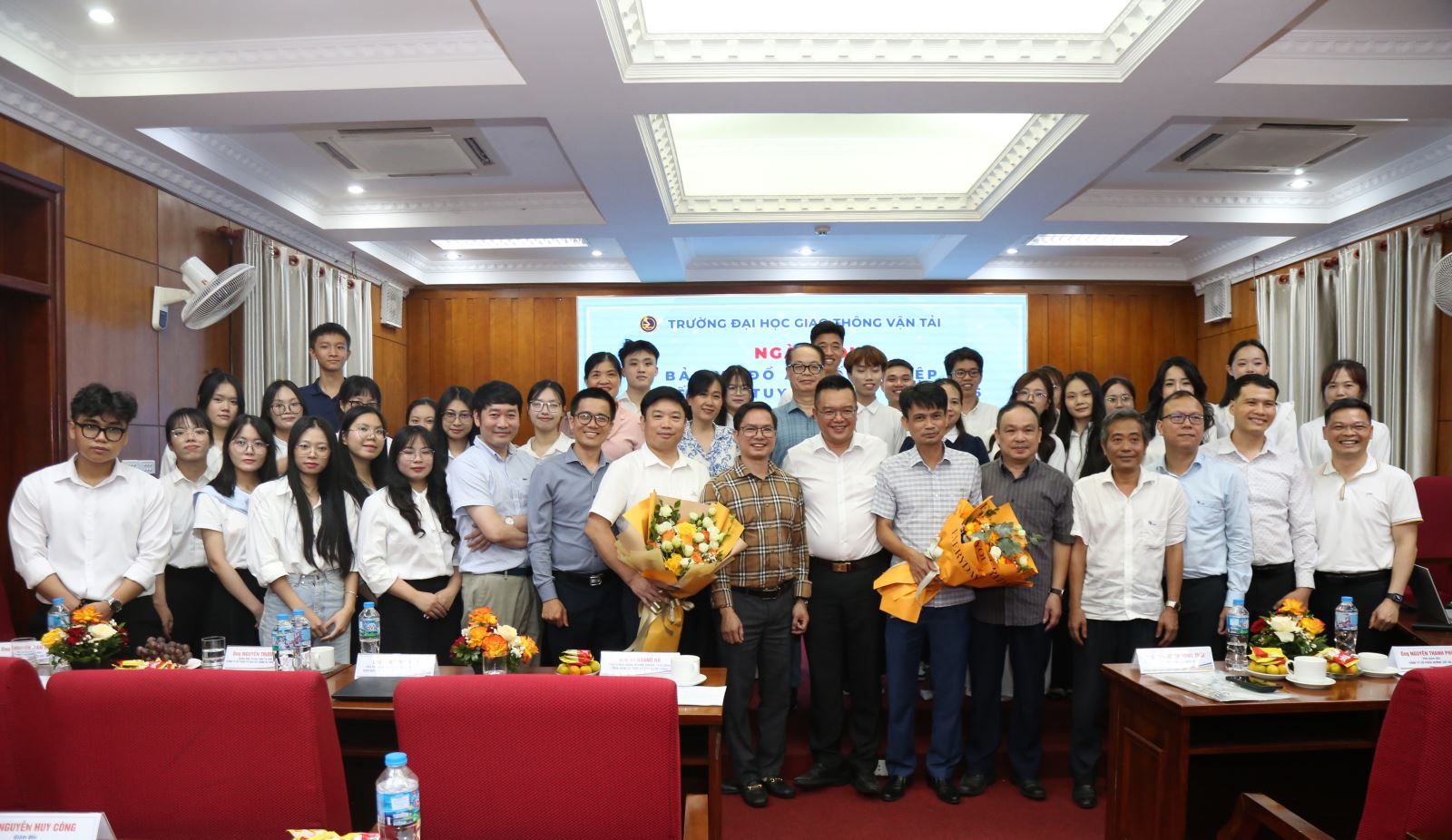 Ngày hội Bảo vệ đồ án tốt nghiệp và kết nối tuyển dụng năm 2026 chuyên ngành Kinh tế vận tải đường sắt và Khai thác, quản lý đường sắt đô thị
