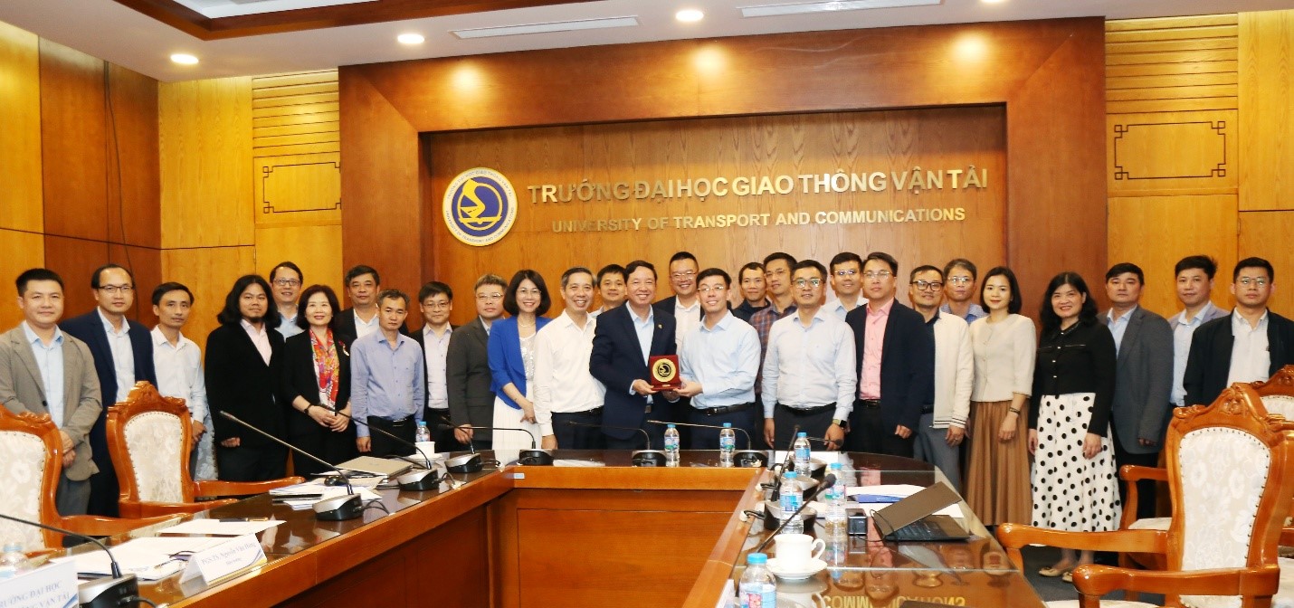 Trường Đại học Giao thông vận tải tiên phong, đồng hành cùng Thành phố Hà Nội trong phát triển khoa học, công nghệ, đổi mới sáng tạo và chuyển đổi số