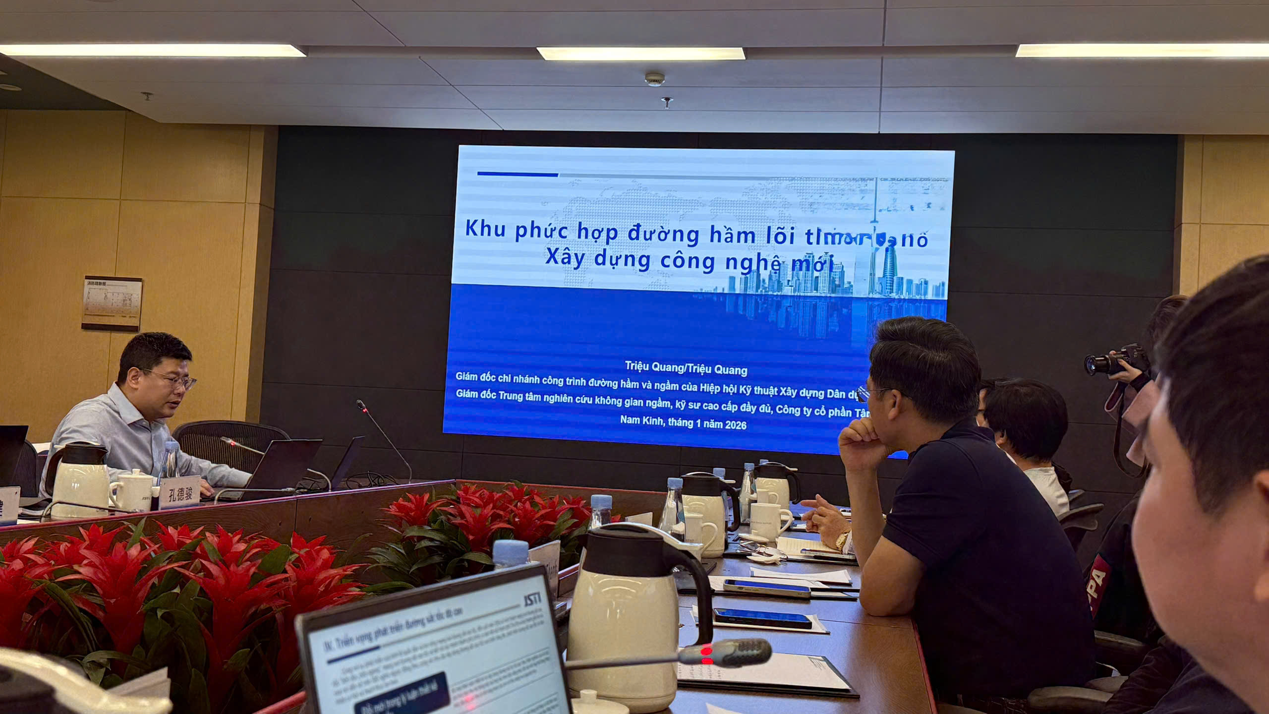 Giảng viên và học viên Trường ĐH GTVT thực tập và trao đổi kỹ thuật về đường sắt tốc độ cao tại Trung Quốc