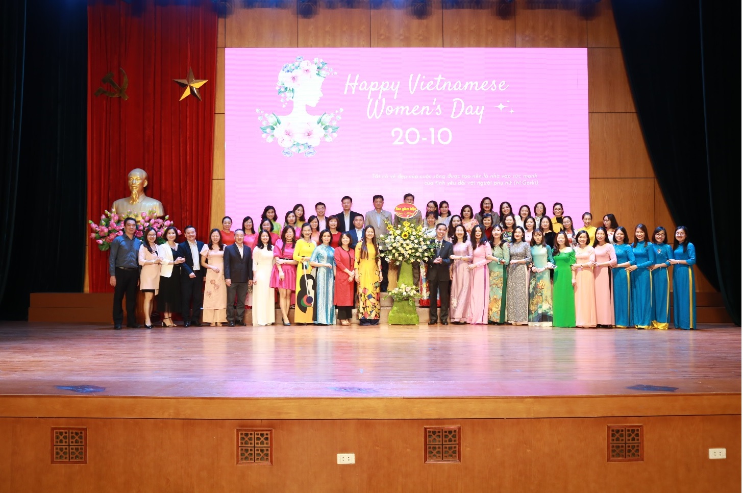 Công đoàn trường ĐHGVT tổ chức Tuần lễ áo dài, tổ chức mít tinh kỷ niệm ngày 20-10 và trao danh hiệu GVT-ĐVN cho hơn 135 nữ CBNGNLĐ
