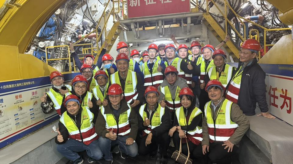 Các giảng viên và học viên đào tạo ngắn hạn của Trường ĐH GTVT khảo sát thực tế công trình đường sắt hiện đại tại Trung Quốc