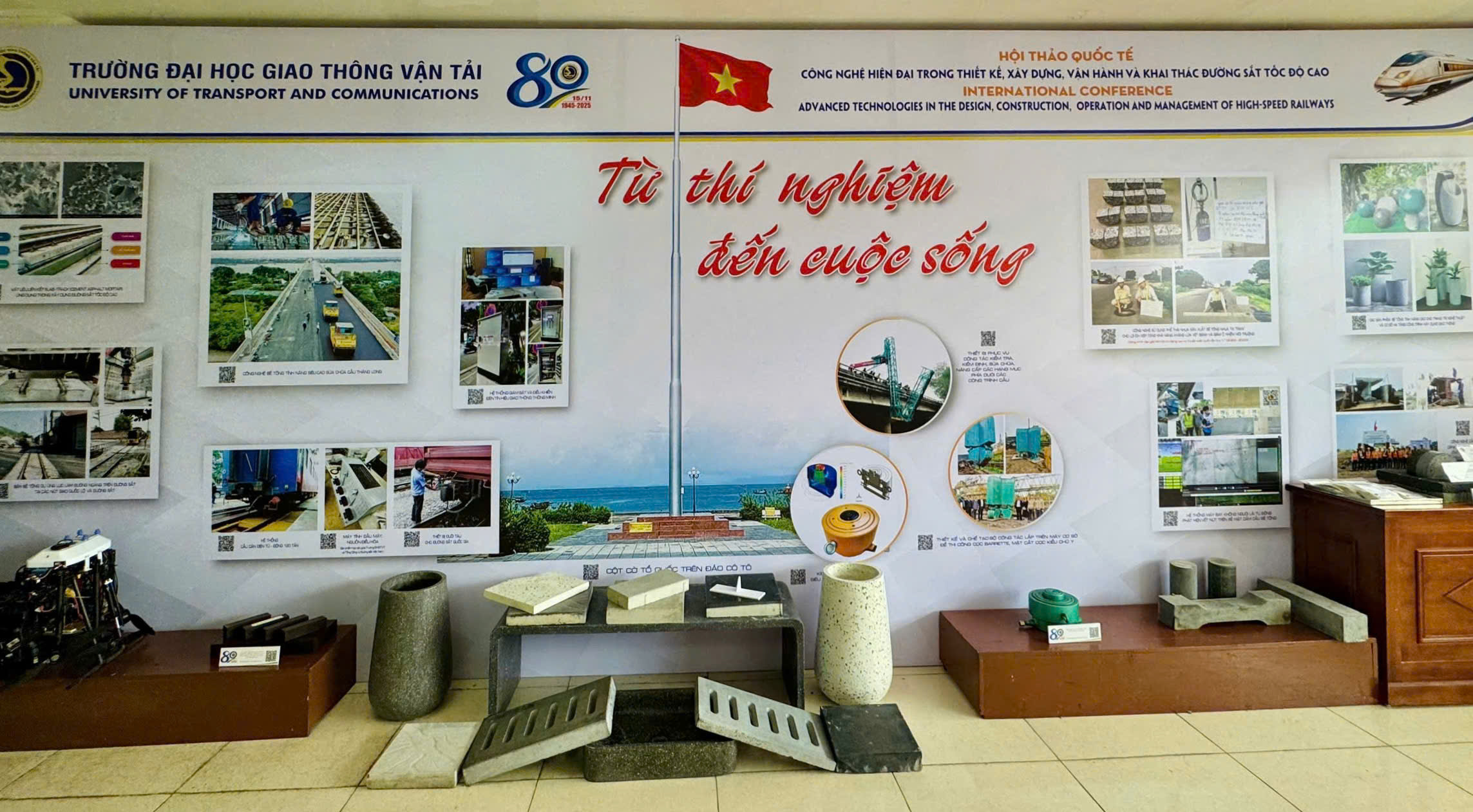 Triển lãm “Khoa học – Công nghệ tại Trường Đại học Giao thông vận tải – Từ thí nghiệm đến cuộc sống” thu hút sự quan tâm tại Hội thảo quốc tế về đường sắt tốc độ cao