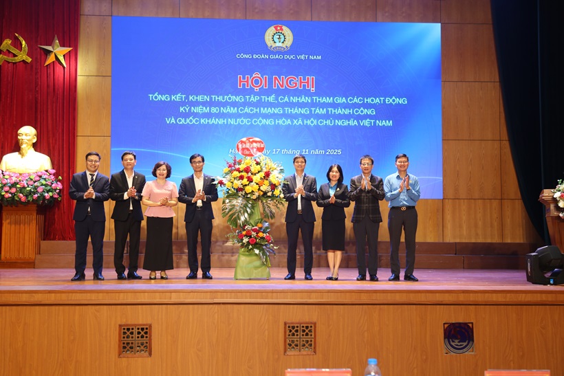 Hội nghị tổng kết, khen thưởng tập thể, cá nhân tham gia các hoạt động kỷ niệm 80 năm Cách mạng tháng Tám thành công và Quốc khánh nước Cộng hòa xã hội chủ nghĩa Việt Nam.