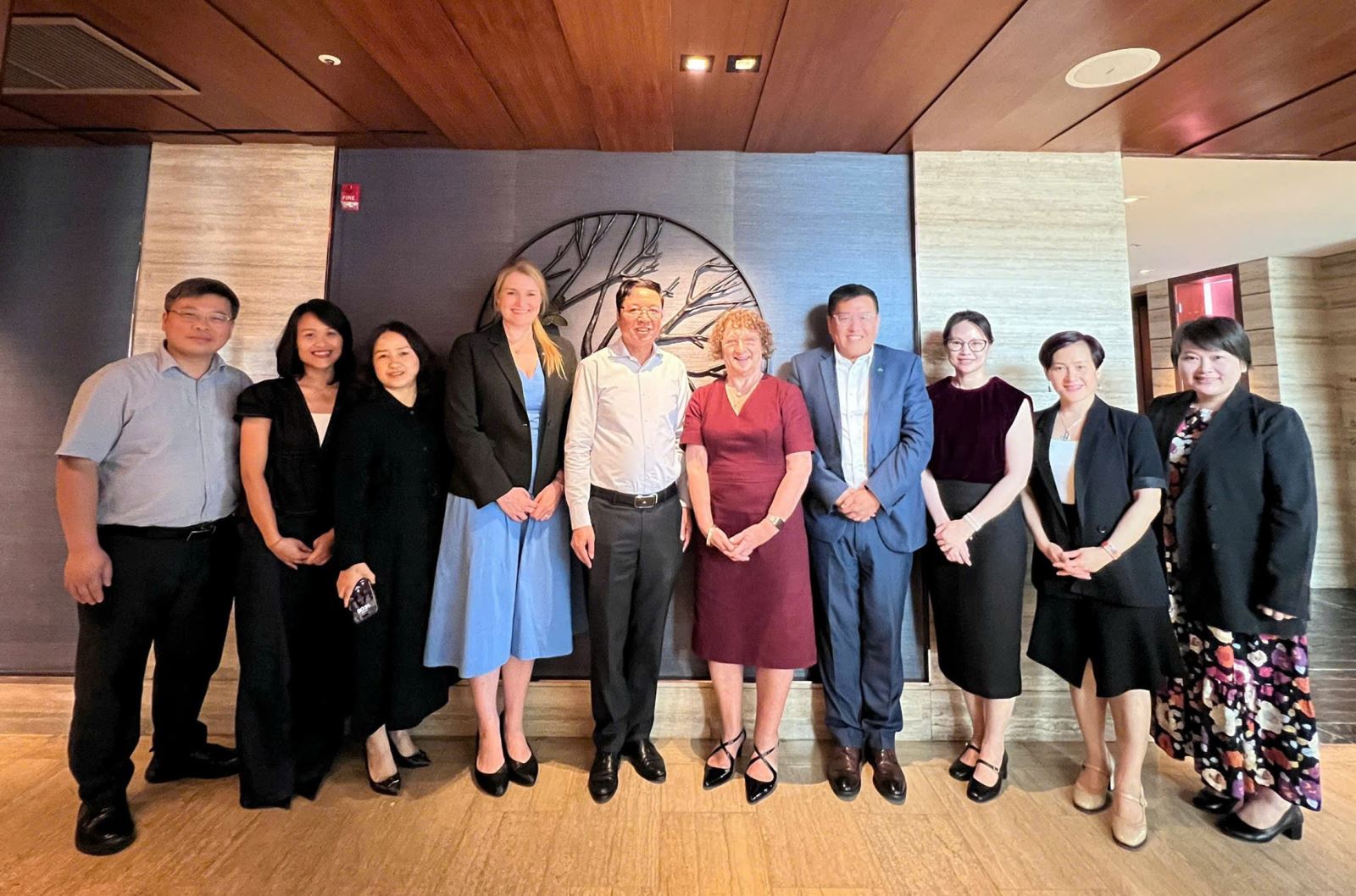 UTC President had a meeting with the Vice Chancellor of University of Southern Queensland and Counsellor for Education and Research, Australian Embassy in Vietnam