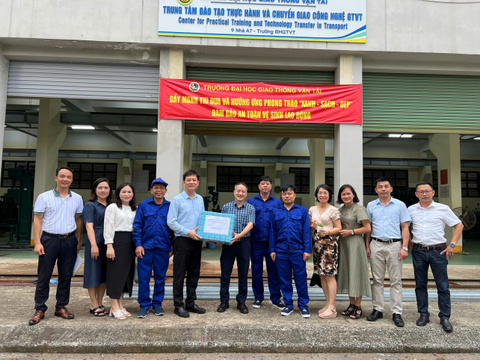 Lan tỏa yêu thương: Công đoàn Trường thăm và tặng quà người lao động nhân Tháng Công nhân năm 2026