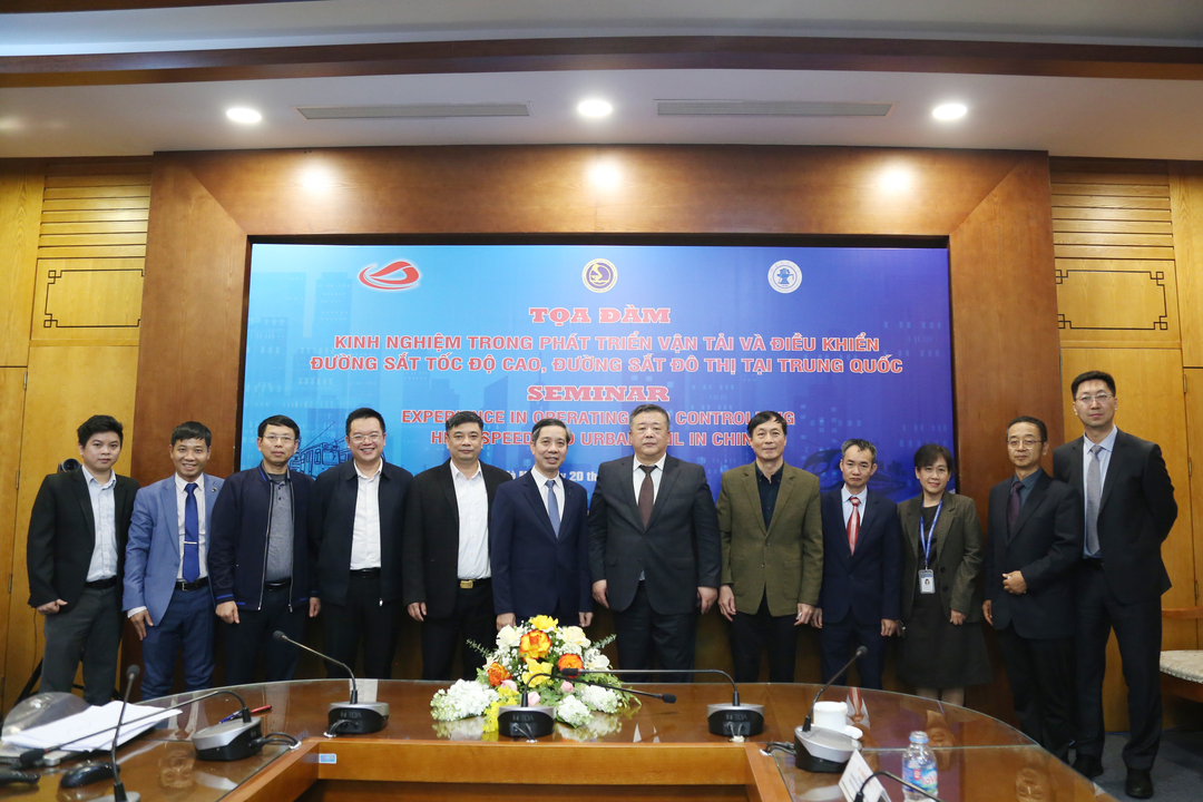 Sổ tay Tọa đàm "Kinh nghiệm trong phát triển vận tải và điều khiển đường sắt tốc độ cao, đường sắt đô thị của Trung Quốc"