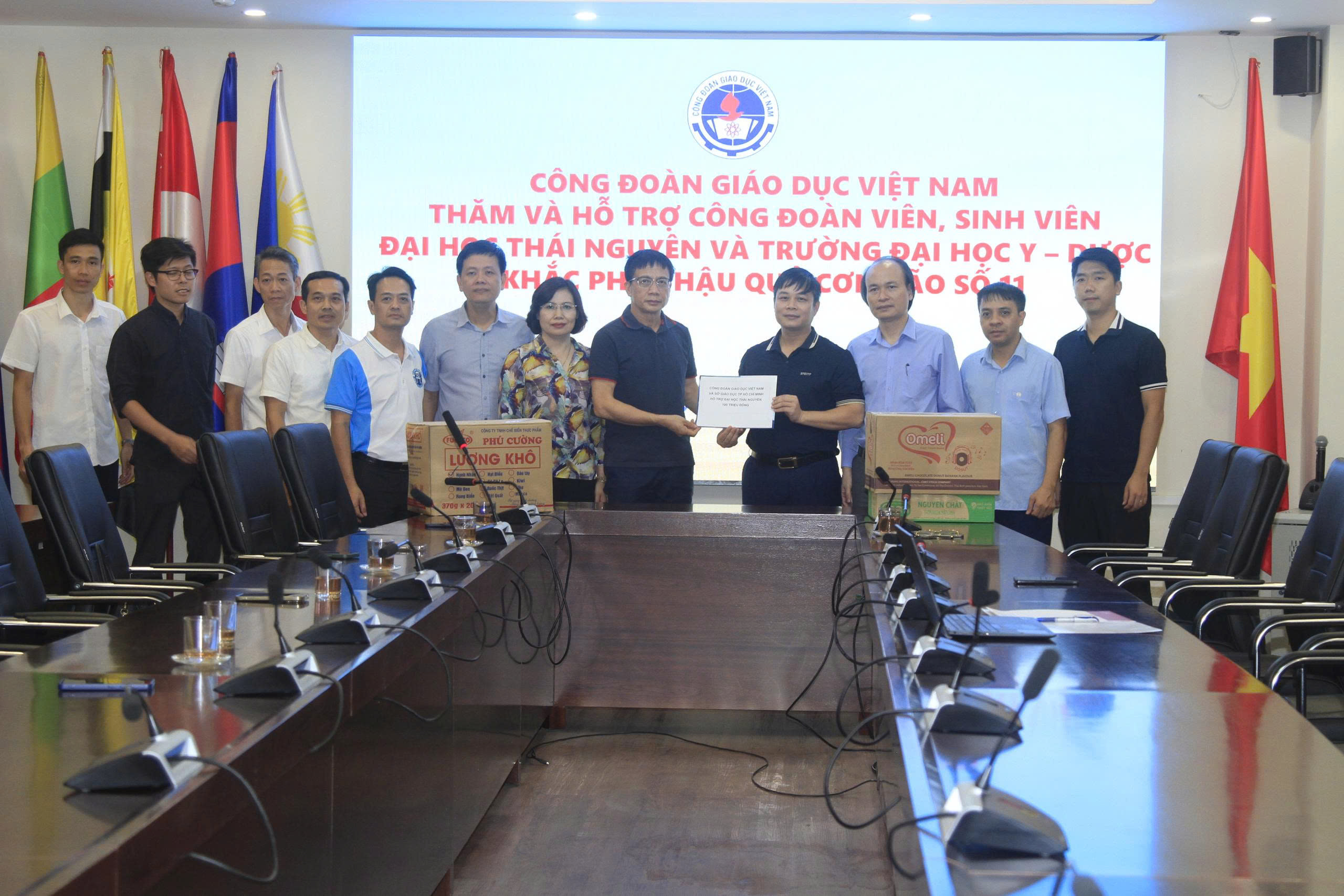 Công đoàn trường đại học Giao thông vận tải tham gia cùng đoàn công tác của Công đoàn Giáo dục Việt Nam thăm hỏi, động viên và hỗ trợ công đoàn viên, sinh viên Đại học Thái Nguyên và công đoàn viên Sở GD&ĐT Thái Nguyên bị ảnh hưởng bởi cơn bão số 11. 